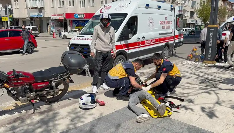 Aksaray'da Motosiklet Kazası: İki Genç Yaralandı, Olay Anı Kamerada