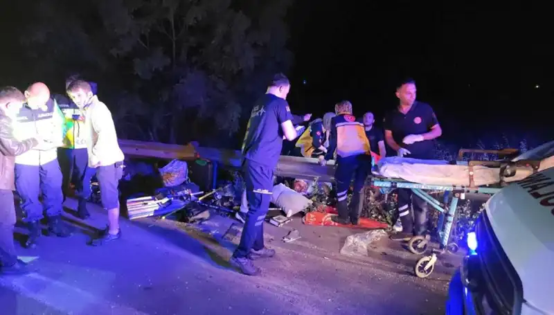Minibüs Kaza Yaptı: Yolcular Korkunç Anlar Yaşadı