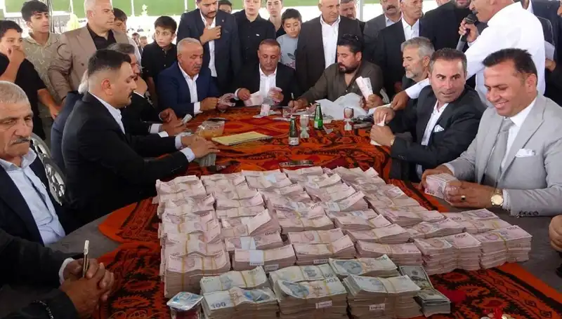 Aşiret Düğününde Görülen Görkemli Takı Töreni: Altın ve Milyonlar