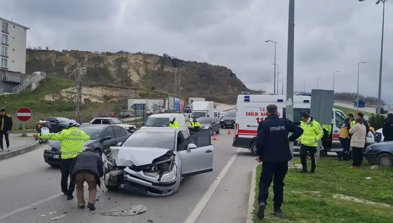 Sinop'ta Trajik Kaza: İki Otomobil Çarpıştı, Yaralılar Hastaneye Kaldırıldı