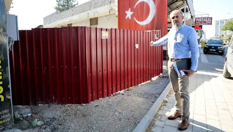 Tapulu Arazim Diyerek Sokağı Kapatan Adamın İlginç Hikayesi