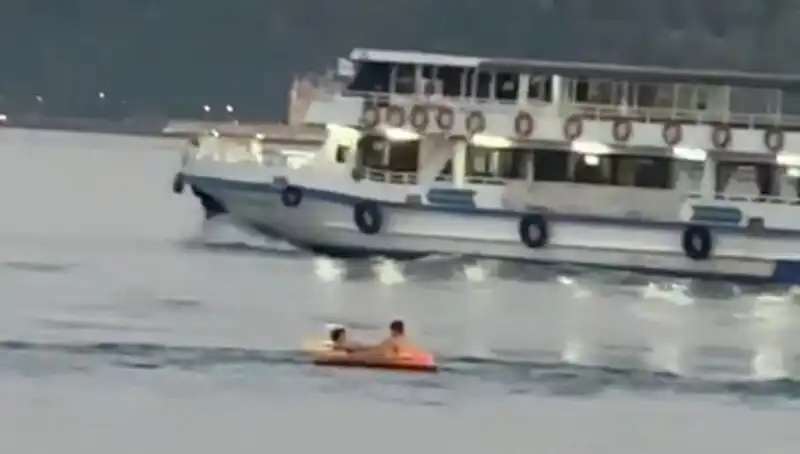 Sarıyer Sahilinde İki Çocuğun Denize Açıldığı Şaşırtıcı Anlar