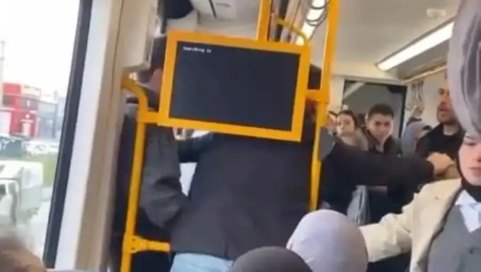 Metroda Tekme Tokat Kavga: Yolcular Şokta, Güvenlik Geldi!