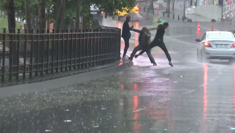 İstanbul ve İzmir'de Meteoroloji'den Turuncu Kodlu Alarm: Olumsuz Hava Bekleniyor!