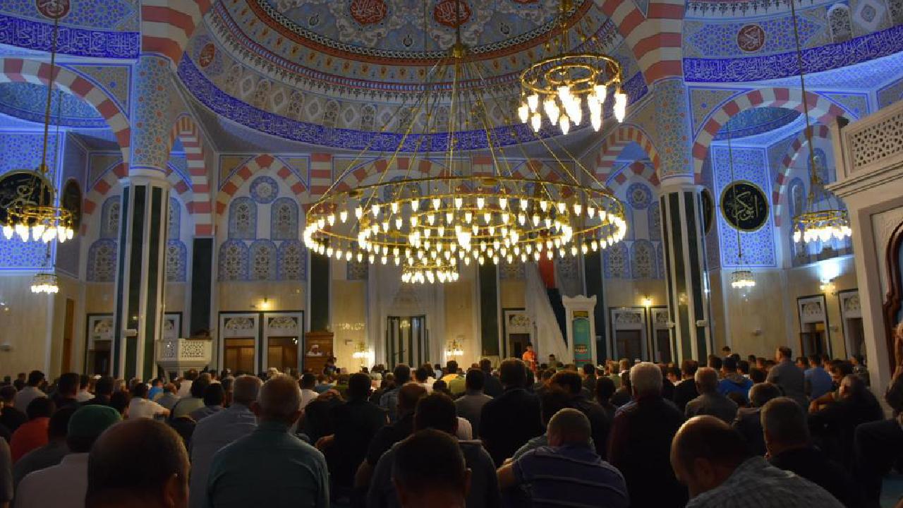 Regaib Kandili'nde Müslümanlar Bereket ve Rahmeti Arıyor