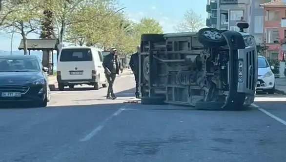 Otomobile Çarpan Araç Devrildi: Kaza Anı Kameralara Yansıdı
