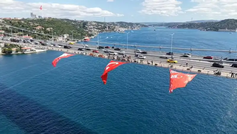 Tarihe Geçen An: Köprüye Dev Türk Bayrağı Asıldı!