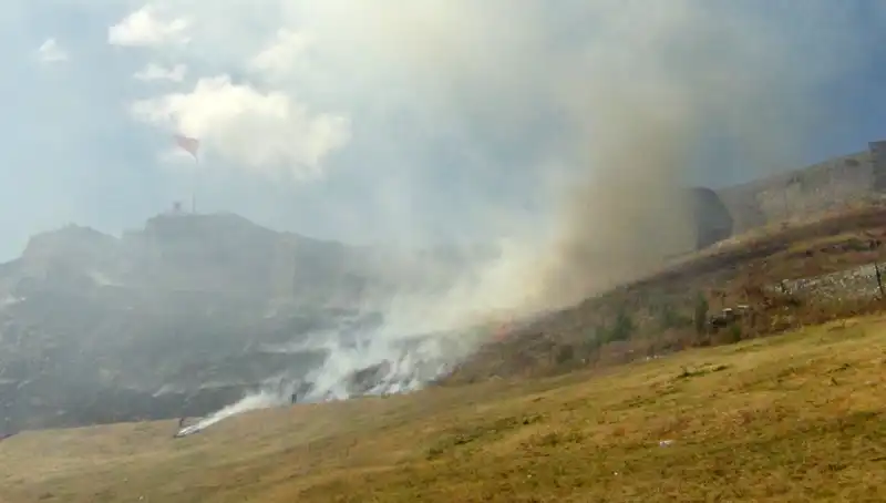 Kars Kalesi Eteklerinde Korkutan Anız Yangını: Çevreye Etkileri ve Alınan Önlemler
