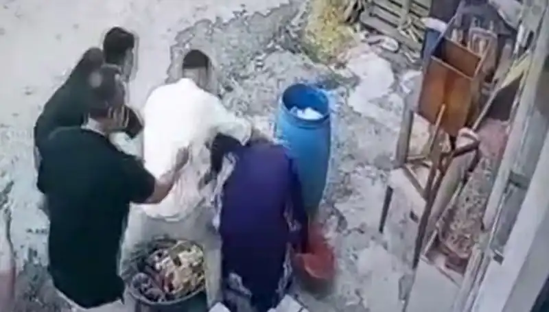 Başakşehir'de Bidon Kavgası: Baba ve Oğul Kadınla Neden Çatıştı?