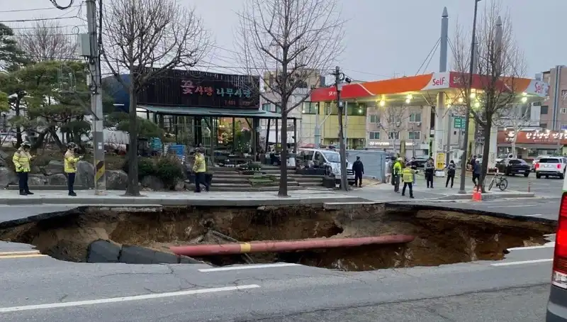 Güney Kore’de Oluşan Dev Çukur, Motosikleti Yuttu: 1 Kayıp, 1 Yaralı