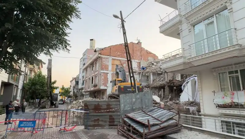 Yıkım Sırasında Kopan Elektrik Kabloları İki Sokağı Karanlıkta Bıraktı
