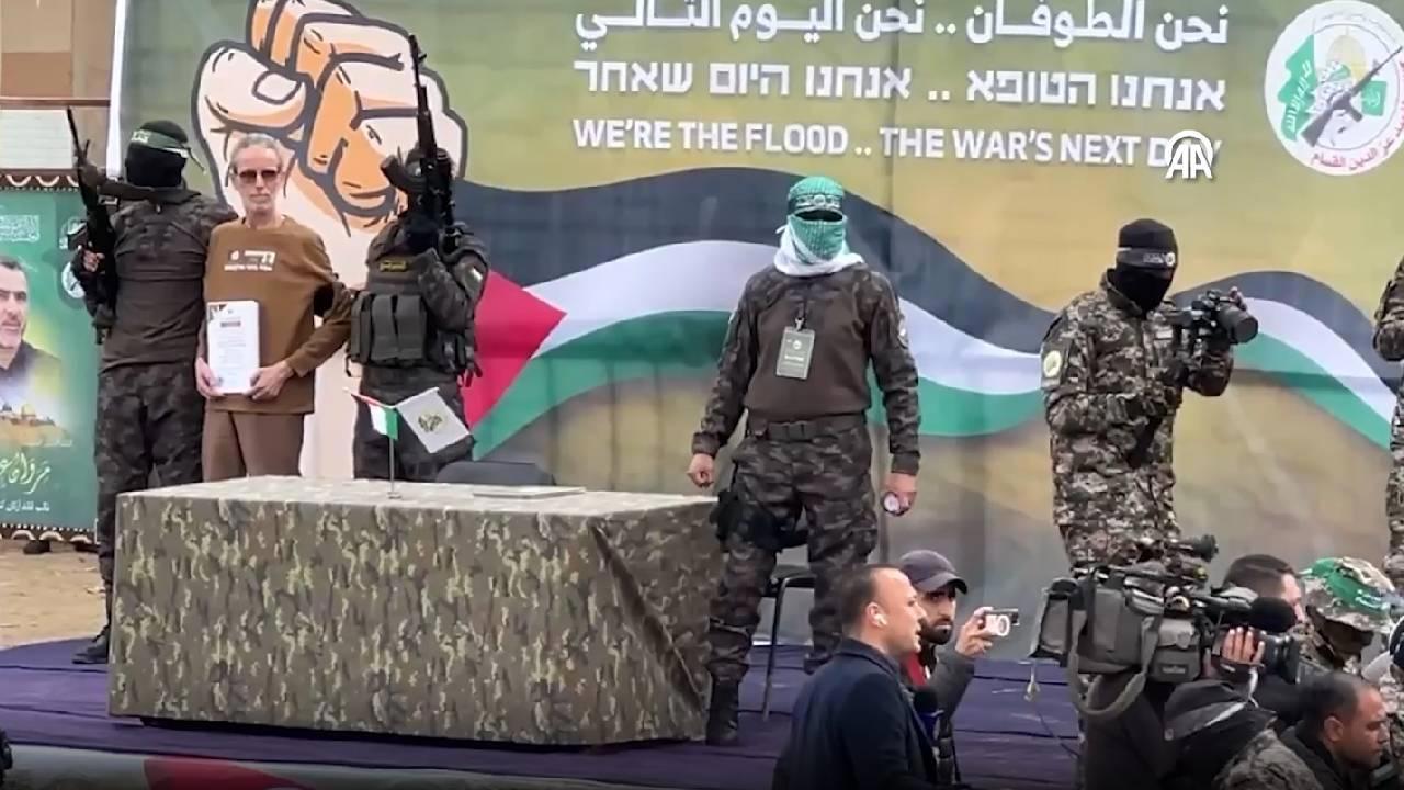 Hamas, İsrail'e 3 İsrailli erkek esiri teslim etti.