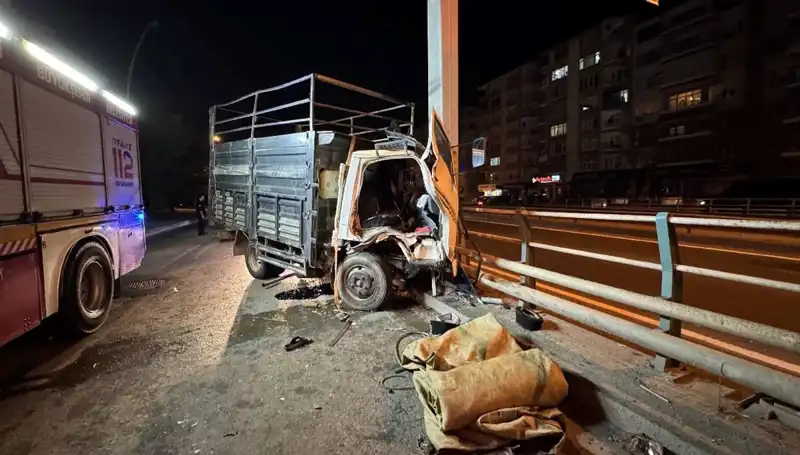 Kamyonetin Yön Tabelasına Çarpması Sonucu Sürücü Yaralandı