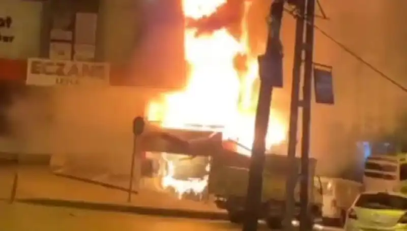 Başakşehir'de İş Merkezinde Korkutan Yangın: Detaylar ve İlk Bilgiler