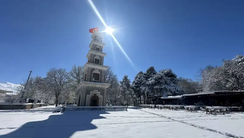Erzincan'da Nisan Ayı, Sürpriz Karla Karşılandı!