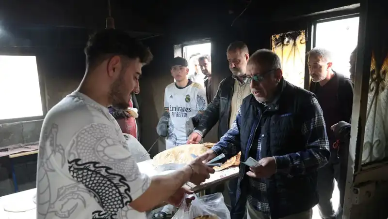 İki Çeşit Ekmek İçin 7 Kilometre Yol Yürüyorlar: Ekmek Savaşları Başladı!