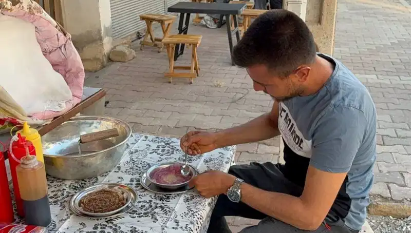 Toros Dağları'nın Zirvesinden Topladığı Lezzetleri 50 TL'ye Satıyor!
