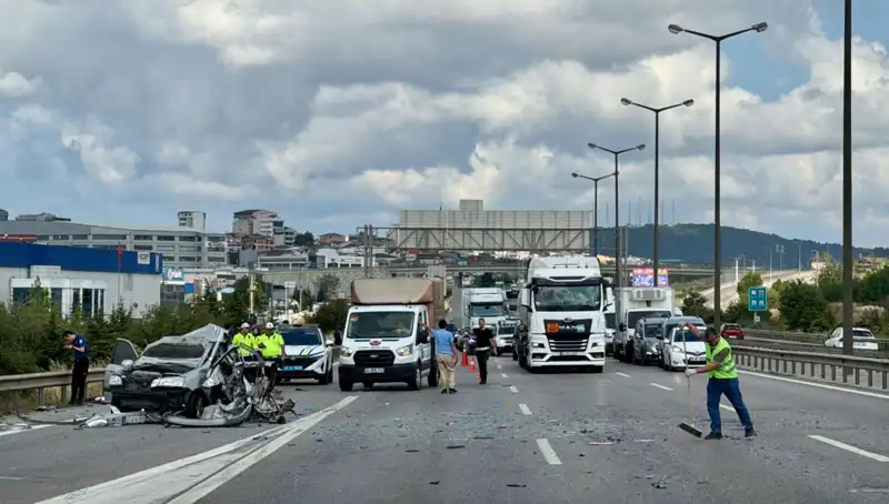 Otoyolda Feci Kaza: Üç Kişi Kurtarılmayı Bekliyor