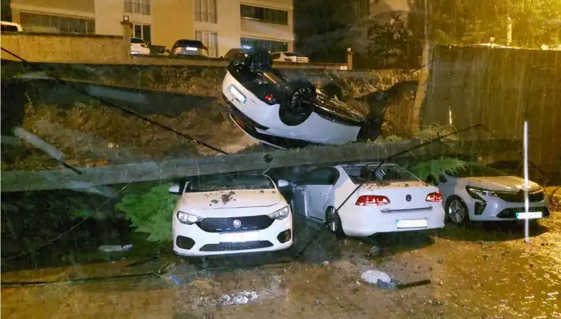 Duvar Çöktü, Park Halindeki 4 Araç Kullanılamaz Hale Geldi