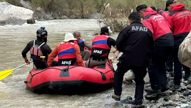 Zap Suyu'nda Mahsur Kalan 4 Kişi Kurtarılarak Güvenliğe Ulaştırıldı