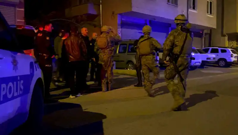 Balkondan Tüfekle Ateş Açan Şahıs, Polisi Görünce Evinin Kapısını Kitleyip Saklandı