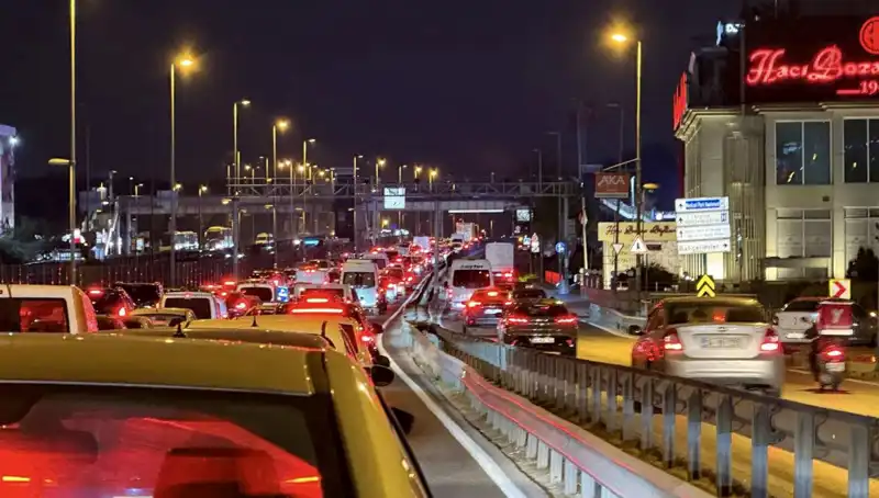 Yenibosna Metrobüs Yaya Üst Geçidi İçin Çalışmalar Başladı, Dikkat!
