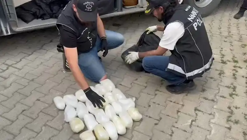 Yolcunun Valizinde Duyguları Alt Üst Eden 13 Kilo Metamfetamin Bulundu