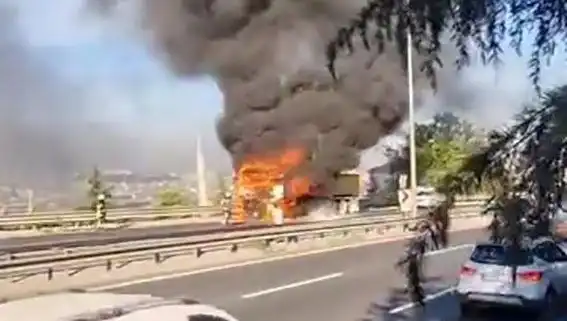 D-100 Karayolu'nda TIR Yangını: Trafik Tıkanıklığı Her Yerde!