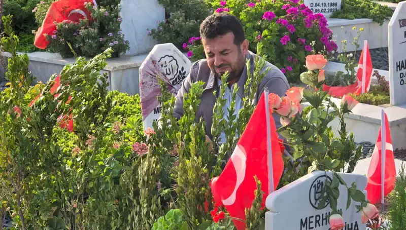 Deprem Şehitliğinde Bayram Coşkusu Yerini Hüzne Bıraktı