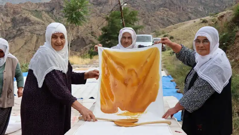 Yaz Aylarının Vazgeçilmezi: Güneşin Altında Kurutulan Geleneksel Unlu Mamuller