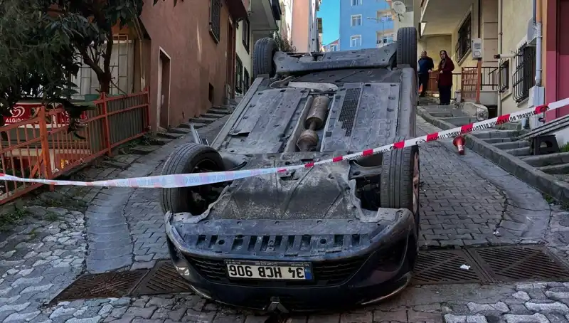 El Freni Çekilmeyen Araç Takla Attı: Kaza Anı Güvenlik Kamerasında!