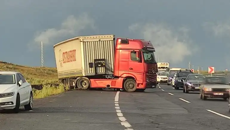 TIR Kaydı Sorunu Yüzünden Uzun Araç Kuyrukları Oluştu, Yol Kapandı!