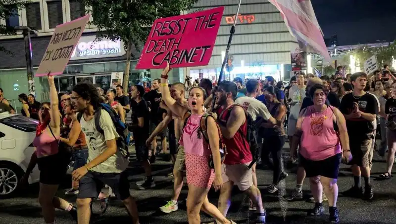 Tel Aviv'de On Binler, Netanyahu'ya Karşı Sokaklara Döküldü: Protestolar Neden Patlak Verdi?