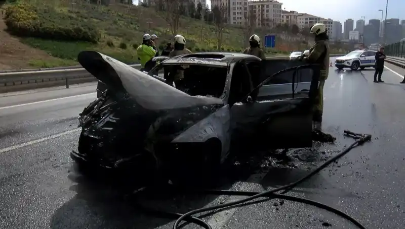 Otomobil Yangını: Alevler İçinde Kalan Araç Küle Dönüştü