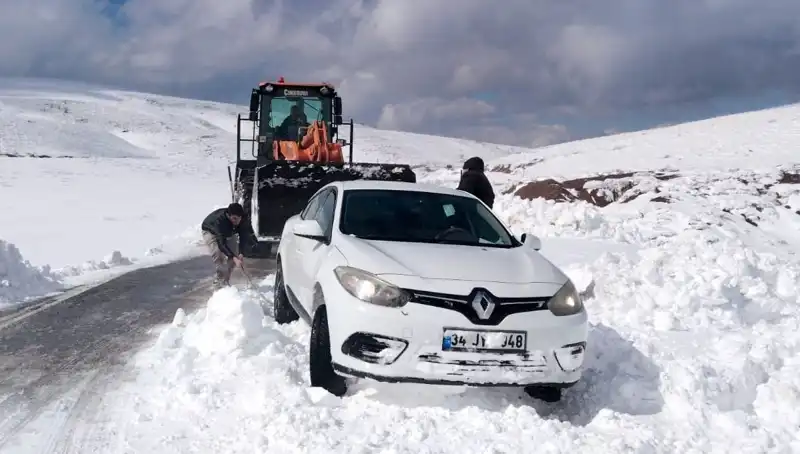 Muş'ta Yaşanan Kar Fırtınası: 60 Kişi Mahsur Kaldı ve Kurtarıldı