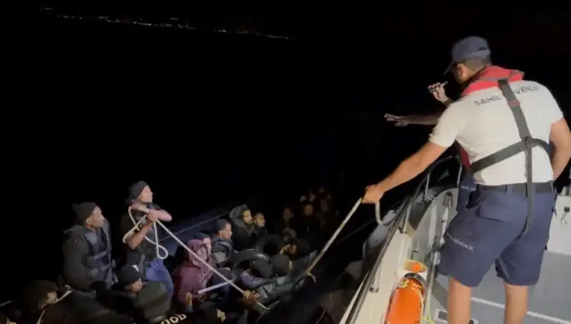 Çeşme Açıklarında Dram: 42 Kaçak Göçmen Denizde Kurtarıldı!