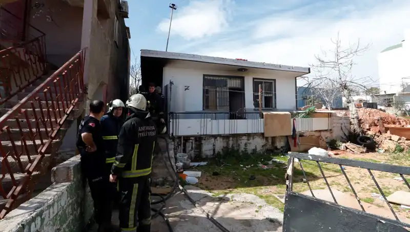 Antalya'da Gecekondu Yangını: Mahallede Panik ve Korku Hava Hakim Oldu