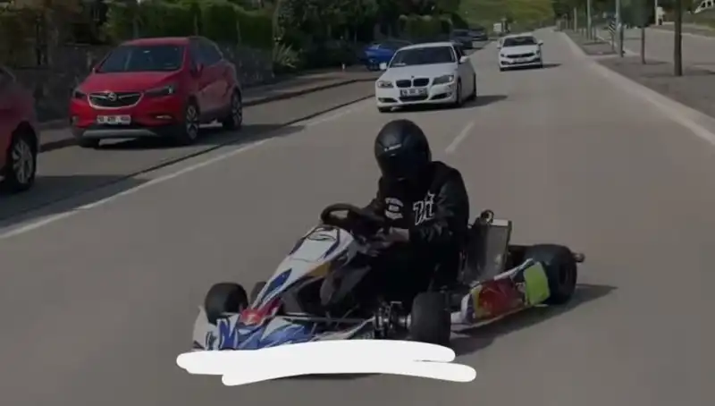 Tehlikeli Drift Gösterisi: Go-Kart Sürücüsü Yolda Adeta Dans Etti