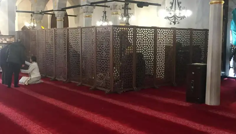 Kadın-Erkek Teravih Namazında Yan Yana İddiası: Gerçek Mi Yoksa Yanlış Bilgi Mi?