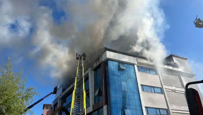Esenyurt'ta Tekstil Atölyesinde Çıkan Yangın, Şehirde Korku Dolu Anlar Yaşattı