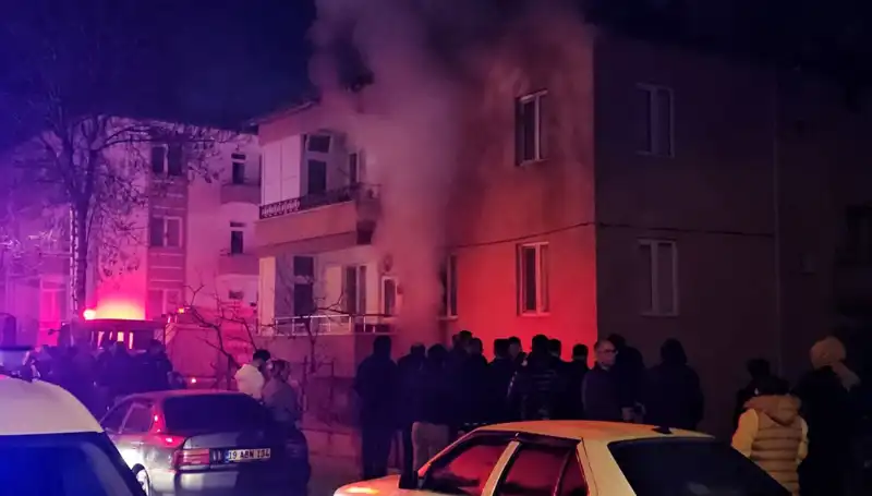 Çorum’da Apartman Yangını: 10 Kişi Dumandan Etkilendi, Hayati Tehlike Yok!