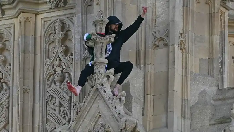 Londra'da Filistin Bayrağı İle Big Ben'e Tırmanan Aktivist Dikkatleri Üzerine Çekti