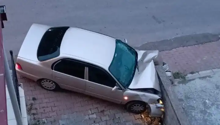 Kontrolü Kaybeden Araç Duvara Çarptı: Kaza Anının Detayları