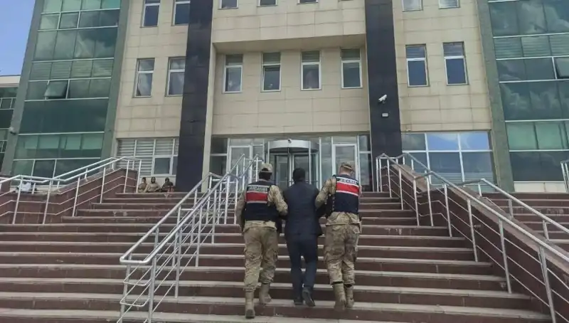 Hapis Cezasıyla Aranan Şahıs, Gizlendiği Yerde Polisi Şaşırttı!