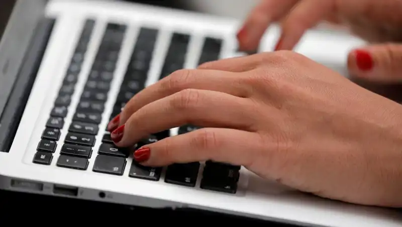 Laptop Mikrofonları Kapalıyken Dinlenmeye Müsaade Ediyor: İnanılmaz Tehlike