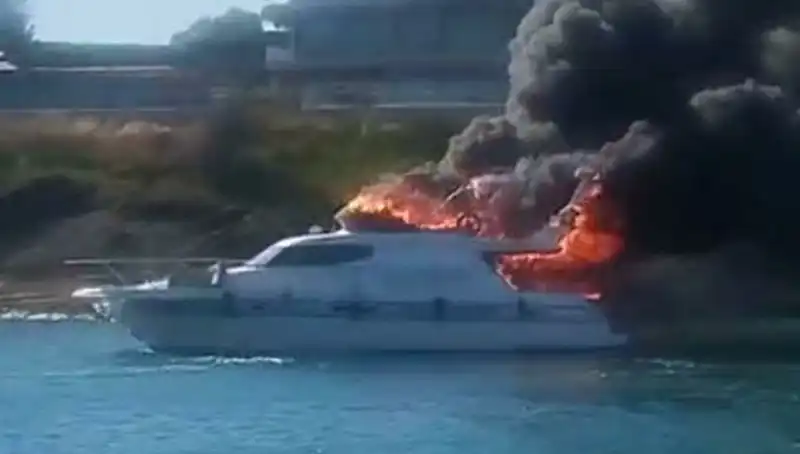 Çeşme Marinası’nda Korkutan Yangın: Motoryat Alev Alev Yandı
