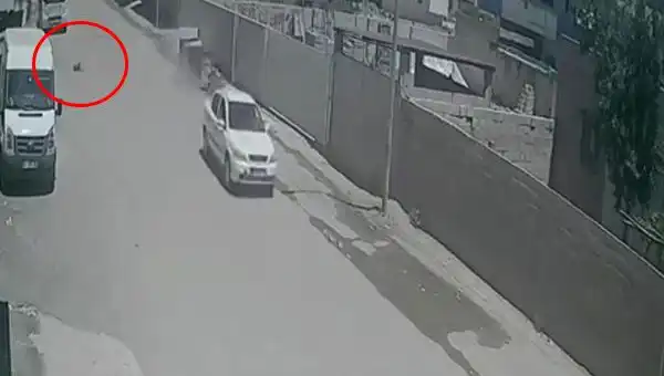 Otomobil Çocuğa Çarptı: Sürücü Kaçarken Güvenlik Kameralarını Aşmadı