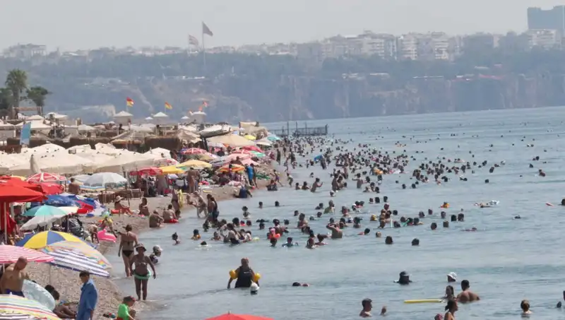 Antalya’da Deniz Suyunun Sıcaklığı Sıcak Havalarla Rekor Kırdı!