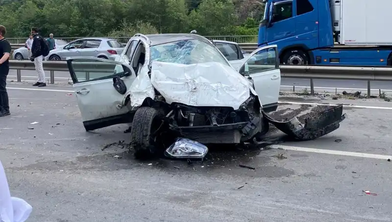 Betona Çarpan Araç Bariyerlere Sıçradı: 3 Kişi Yaralı