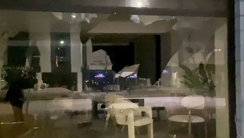 Mobilya Mağazasına Yapılan Taşlı Saldırı: Güvenlik Kamerası Görüntüleri Ortaya Çıktı